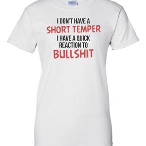 Puede incluir: Camiseta blanca con el texto "I don't have a short temper I have a quick reaction to BULLSHIT" impreso en rojo.