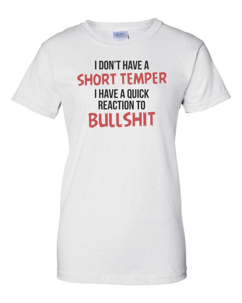 Puede incluir: Camiseta blanca con el texto "I don't have a short temper I have a quick reaction to BULLSHIT" impreso en rojo.