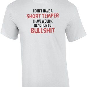 Puede incluir: Camiseta blanca con el texto "I don't have a short temper I have a quick reaction to BULLSHIT" impreso en negro y rojo.