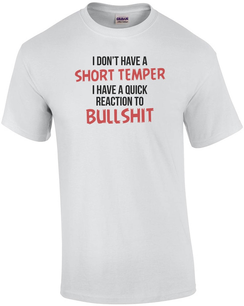 Puede incluir: Camiseta blanca con el texto "I don't have a short temper I have a quick reaction to BULLSHIT" impreso en negro y rojo.