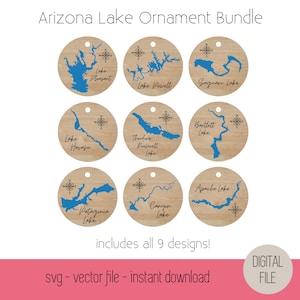 Könnte beinhalten: Ein Set aus neun runden Holzornamenten mit blauen Karten von Arizona-Seen, darunter Lake Pleasant und Lake Powell. Jedes Ornament hat ein Kompassdesign. Der Text "Arizona Lake Ornament Bundle" steht oben.