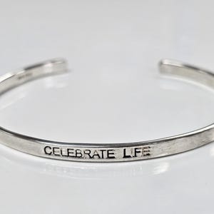 Pulseira de punho "Celebrate Life" de prata esterlina tamanho 6,75 polegadas