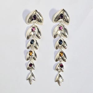 Orecchini pendenti di grande effetto in argento sterling con pietre multicolore, lunghezza 3,5 pollici.