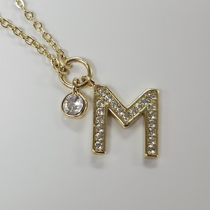 Colgante de circonita cúbica con inicial "M" en plata de ley bañada en oro en cadena tipo cable, tamaño 18 pulgadas