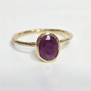 Anello solitario vintage in argento sterling placcato oro con rubino, misura 6.75