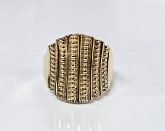 Anillo llamativo de plata de ley con baño de oro, talla 9,75