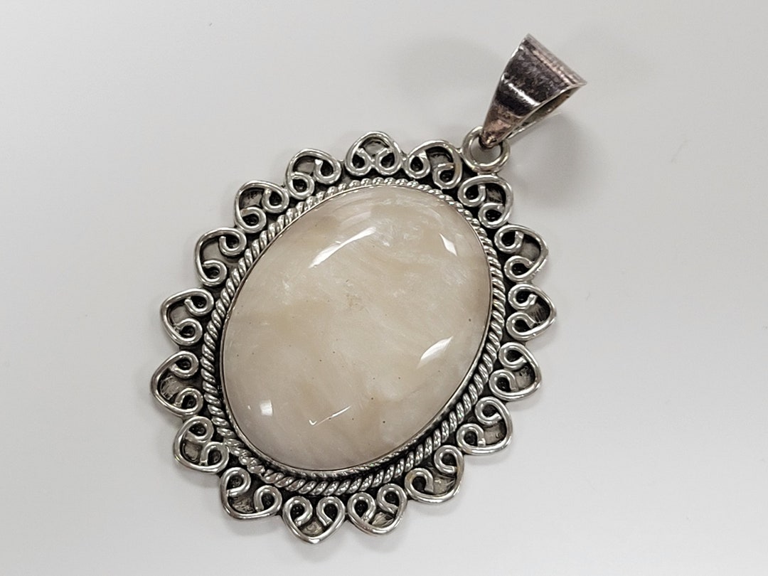 Broche amour coeur classique, ton doré vintage et épingles en perles synthétiques - France Broche amour coeur classique, ton doré vintage et épingles en perles synthétiques - France