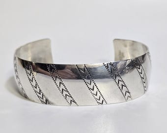 ナバホ族スターリングシルバー刻印カフブレスレット ウィルバー 