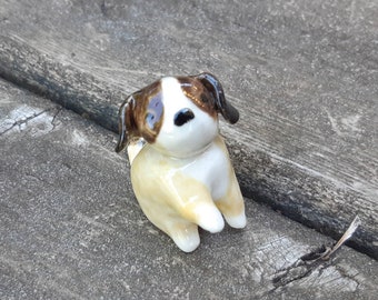 ミニチュア磁器製セントバーナードミックスの子犬、茶色のマスクをした