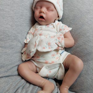 1 Muñeca Reborn PREMATURA de Terapia LISTO PARA ENVIAR, Set de Regalo: #TheahLeighAna, Niña Recién Nacida, Sueño, Maternidad, Ducha, Paquete, Cuerpo Alterado imagen 3