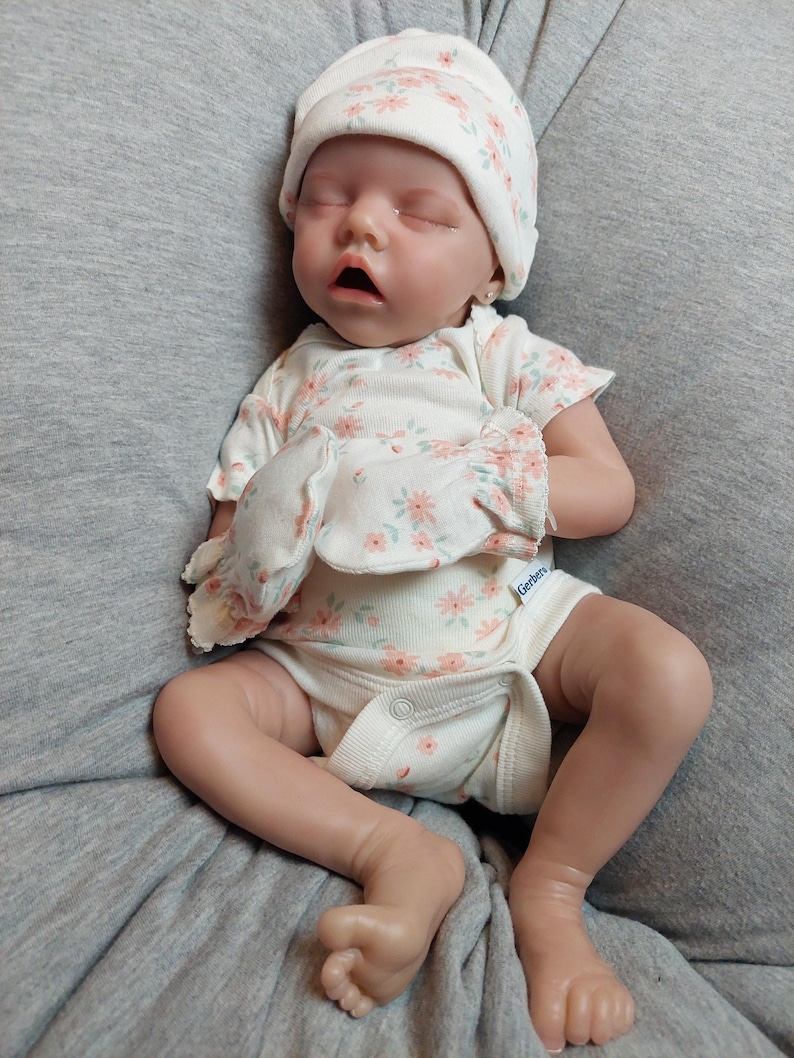 1 Muñeca Reborn PREMATURA de Terapia LISTO PARA ENVIAR, Set de Regalo: #TheahLeighAna, Niña Recién Nacida, Sueño, Maternidad, Ducha, Paquete, Cuerpo Alterado imagen 3