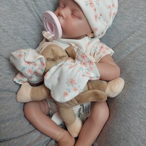 1 Muñeca Reborn PREMATURA de Terapia LISTO PARA ENVIAR, Set de Regalo: #TheahLeighAna, Niña Recién Nacida, Sueño, Maternidad, Ducha, Paquete, Cuerpo Alterado imagen 9