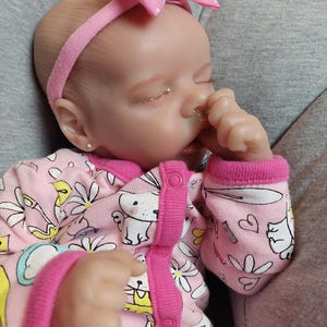 1 Muñeca Reborn PREMATURA de Terapia LISTO PARA ENVIAR, Set de Regalo: #TheahLeighAna, Niña Recién Nacida, Sueño, Maternidad, Ducha, Paquete, Cuerpo Alterado imagen 10