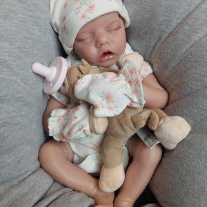 1 Muñeca Reborn PREMATURA de Terapia LISTO PARA ENVIAR, Set de Regalo: #TheahLeighAna, Niña Recién Nacida, Sueño, Maternidad, Ducha, Paquete, Cuerpo Alterado imagen 12