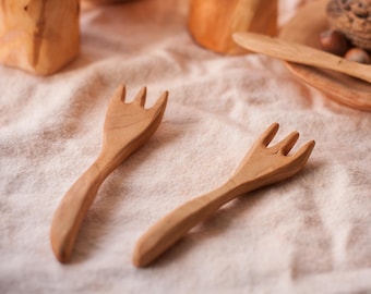 La madera juega a la comida. Cubiertos de juguete de madera - Tenedor de madera. Juguetes Waldorf. Materiales Montessori. Set de cocina para niños.