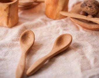 La madera juega a la comida. Cubiertos de juguete de madera - Cuchara de madera. Juguetes Waldorf. Materiales Montessori. Set de cocina para niños.