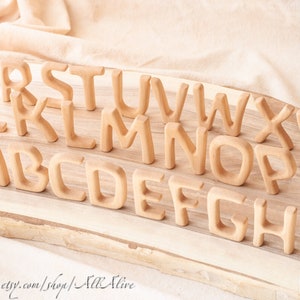 Juego de alfabeto ABC - Letras de madera tipo Antropos - Se pueden colocar de pie - Juego y decoración inspirados en Waldorf - Suaves y redondeados - Muy agradables