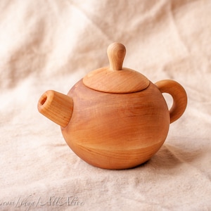 Tetera de madera de juguete - Comida de juguete de madera. Cubiertos de madera de juguete - Juguetes Waldorf. Materiales Montessori. Juego de cocina infantil.