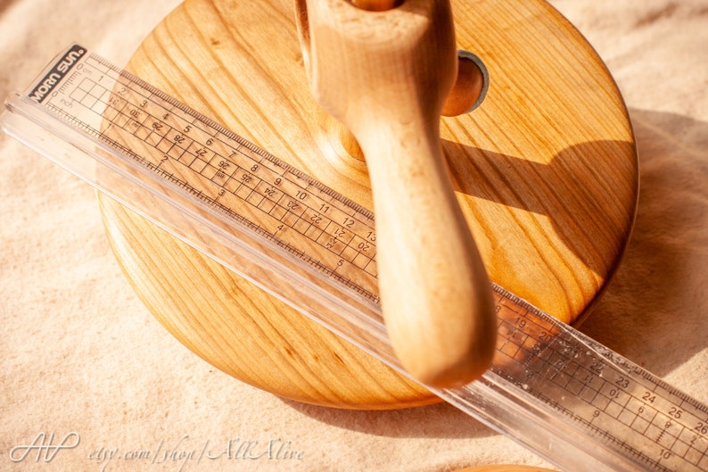 Riesiger XXL Kreisel aus Holz. Mit Holzgriffläufer, Seilläufer und Kreiselplatte Waldorf Spielzeug. Montessori-Materialien. Bild 10