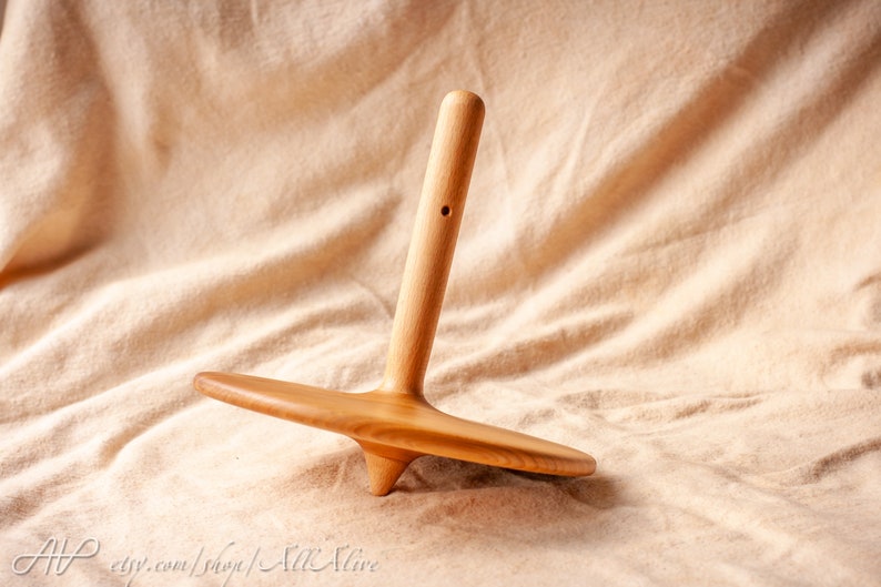 Riesiger XXL Kreisel aus Holz. Mit Holzgriffläufer, Seilläufer und Kreiselplatte Waldorf Spielzeug. Montessori-Materialien. Spinning Top only