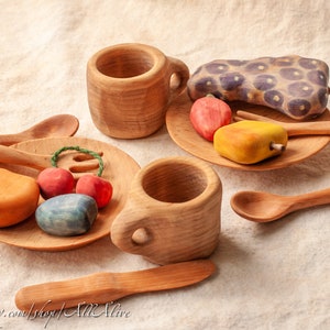 Comida de juguete de madera - Juego de cubiertos de juguete de madera con taza de té - Plato Taza de té Cuchara Cuchillo Tenedor. juguetes Waldorf. Materiales montessori. Cocina