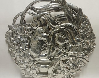 Salvamanteles vintage de conejito Arthur Court de 1995 / Placa calefactora de aluminio fundido calado, decoración de cocina de primavera y Pascua, estilo cottagecore de los noventa.