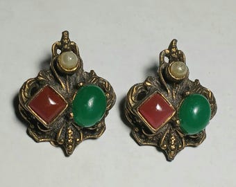 Vintage 1960s etruskische Revival Ohrclips - antikgoldene Kronen-Statement-Schmuck mit grünen und roten Glascabochons & Faux-Perle
