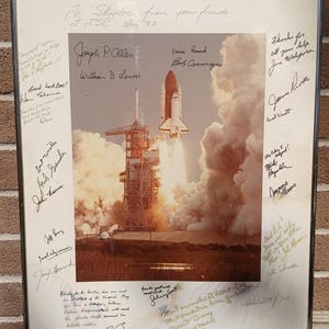 Fotografía del transbordador espacial de la NASA en el Centro Espacial Johnson de 1983: Autografiada por directores de vuelo y astronautas (20 firmas).