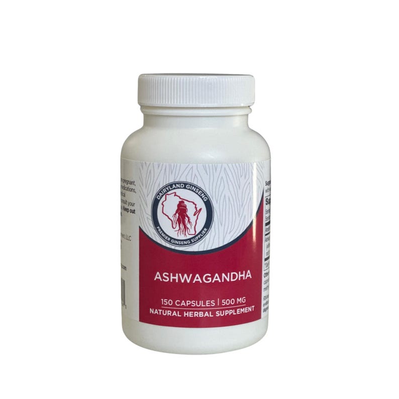 Pu&ograve; includere: Una bottiglia di plastica bianca di capsule di Ashwagandha. L'etichetta presenta il testo "DAIRYLAND GINSENG" e "PREMIER GINSENG SUPPLIER". L'etichetta include anche il testo "ASHWAGANDHA", "150 CAPSULE | 500 MG" e "NATURAL HERBAL SUPPLEMENT".