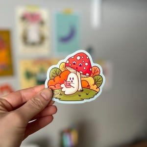 Fantôme charbonneux fae | Sticker vinyle brillant | autocollant résistant aux intempéries | Fantôme mignon lisant sous une scène d'automne champignon | Pour les lecteurs de Fae Smut Romantasy