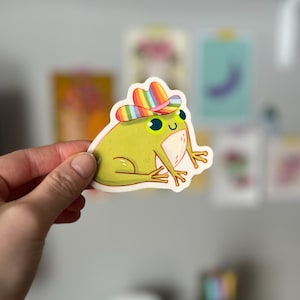 Stolz Cowboy Frosch | Glänzender Vinyl-Aufkleber | Wetterfester Aufkleber | Niedlicher Frosch mit Regenbogen Cowboy-Hut