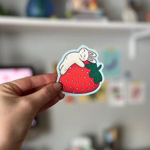 Hase Erdbeere | Matt Vinyl Aufkleber | Wetterfester Aufkleber | Süßer Sticker für Laptop, Wasserflasche, Auto