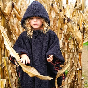 Car Seat Poncho, Sherpa Winter Coat, Luxury Children's Carseat Poncho, Reversible Poncho with Pockets afbeelding 18