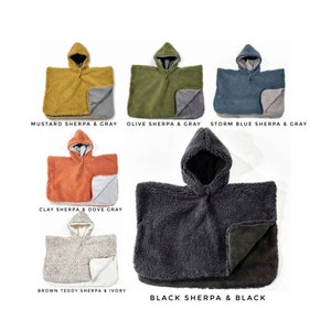Op de afbeelding: Een collectie sherpa poncho's met capuchon in diverse kleuren, waaronder mosterd, olijf, stormblauw, klei, bruin en zwart. Elke poncho heeft een contrasterende binnenvoering en wordt getoond tegen een witte achtergrond. Tekstlabels identificeren elke kleurencombinatie.