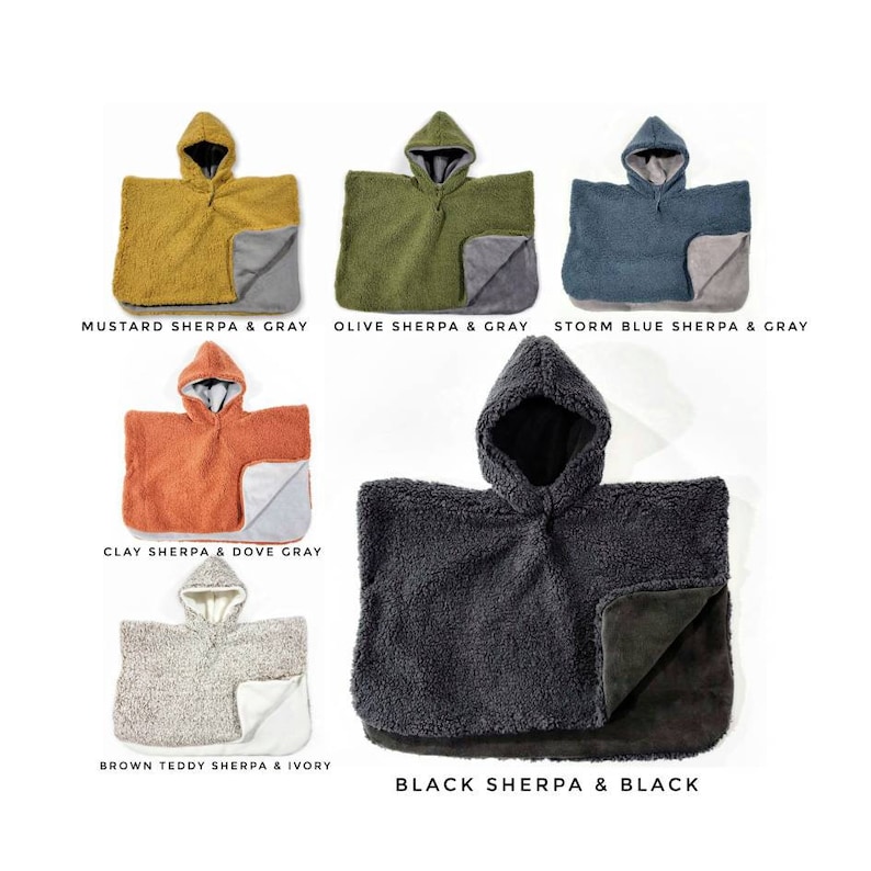 Op de afbeelding: Een collectie sherpa poncho's met capuchon in diverse kleuren, waaronder mosterd, olijf, stormblauw, klei, bruin en zwart. Elke poncho heeft een contrasterende binnenvoering en wordt getoond tegen een witte achtergrond. Tekstlabels identificeren elke kleurencombinatie.