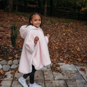 Car Seat Poncho, Sherpa Winter Coat, Luxury Children's Carseat Poncho, Reversible Poncho with Pockets afbeelding 14