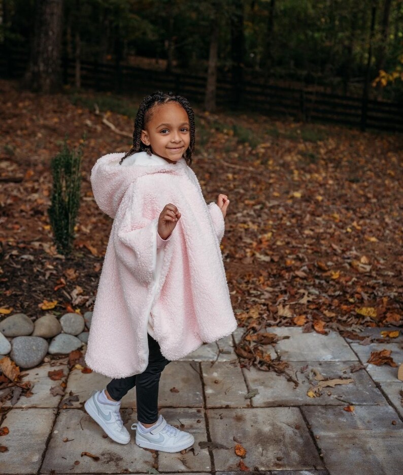 Car Seat Poncho, Sherpa Winter Coat, Luxury Children's Carseat Poncho, Reversible Poncho with Pockets afbeelding 14