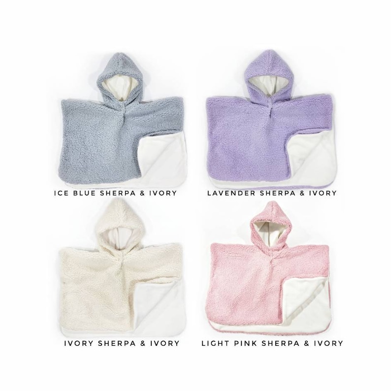 Op de afbeelding: Vier sherpa poncho's met capuchon in ijsblauw, lavendel, ivoor en lichtroze, elk met een ivoorkleurige voering. De tekst "ICE BLUE SHERPA & IVORY", "LAVENDER SHERPA & IVORY", "IVORY SHERPA & IVORY" en "LIGHT PINK SHERPA & IVORY" wordt weergegeven.