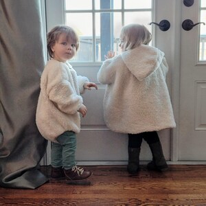 Car Seat Poncho, Sherpa Winter Coat, Luxury Children's Carseat Poncho, Reversible Poncho with Pockets afbeelding 9