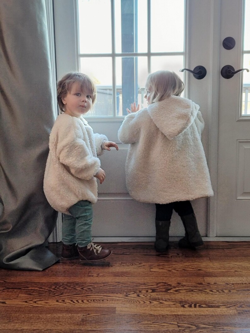 Car Seat Poncho, Sherpa Winter Coat, Luxury Children's Carseat Poncho, Reversible Poncho with Pockets afbeelding 9