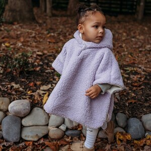Car Seat Poncho, Sherpa Winter Coat, Luxury Children's Carseat Poncho, Reversible Poncho with Pockets afbeelding 15