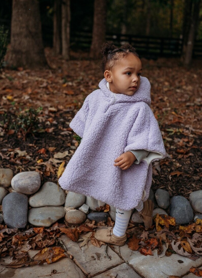 Car Seat Poncho, Sherpa Winter Coat, Luxury Children's Carseat Poncho, Reversible Poncho with Pockets afbeelding 15