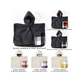 Op de afbeelding: Een collectie poncho's met capuchon in verschillende kleuren en patronen. De poncho's zijn gemaakt van een zacht, getextureerd materiaal met een buffelruitzak. Kleurcombinaties zijn zwart en grijs, zwart en rood, zwart en groen, ivoor en roze, ivoor en pruim en ivoor en geel.