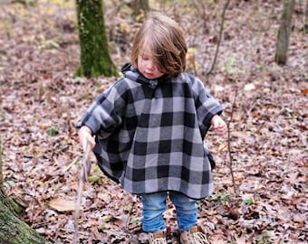 Autostoelponcho, grijze buffelgeruit en zwart pluche fleece met zakken, omkeerbare autostoelponcho, babyponcho, buffelruit