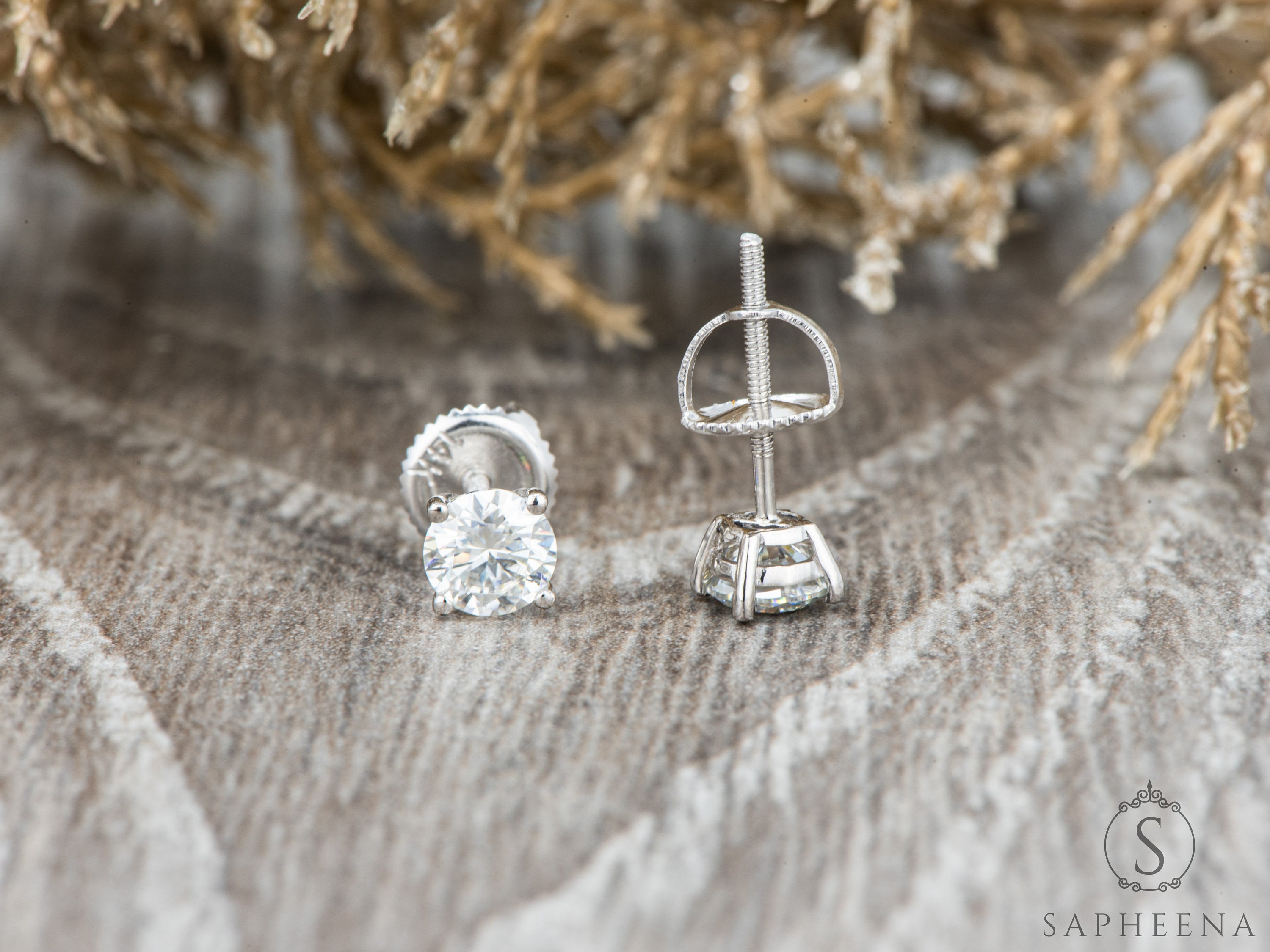Clous d'oreilles solitaires en moissanite certifiés VVS1 - Canada
