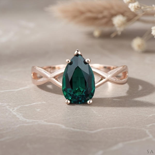 Grün Smaragd Birne Twisted Solitär Verlobungsring in 14k Roségold, 9 x 6 mm Pear Cut Mai Birthstone Brautring, Split Schaftring von Sapheena