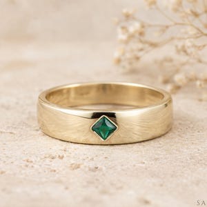 Mens Green Emerald Wedding Band, Princess Cut kite Setting Green Emerald Mens Wedding Band, Solid Gold 10k/14k/18k Wedding Ring