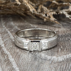 Solid Gold 6mm Princess Cut Diamond / Moissanite Wedding Band, Three Stone Men&#39;s Unique Anniversary Band, Elegant Emerald Ring for Him