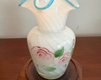 Vaso Fenton da 6 pollici in vetro artistico bianco a spirale/cresta color acquamarina con volant/rose rosa dipinte a mano