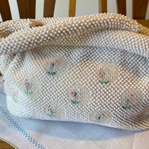 Bolso retro de cuentas de cordel de los años 60, color marfil y flores rosas